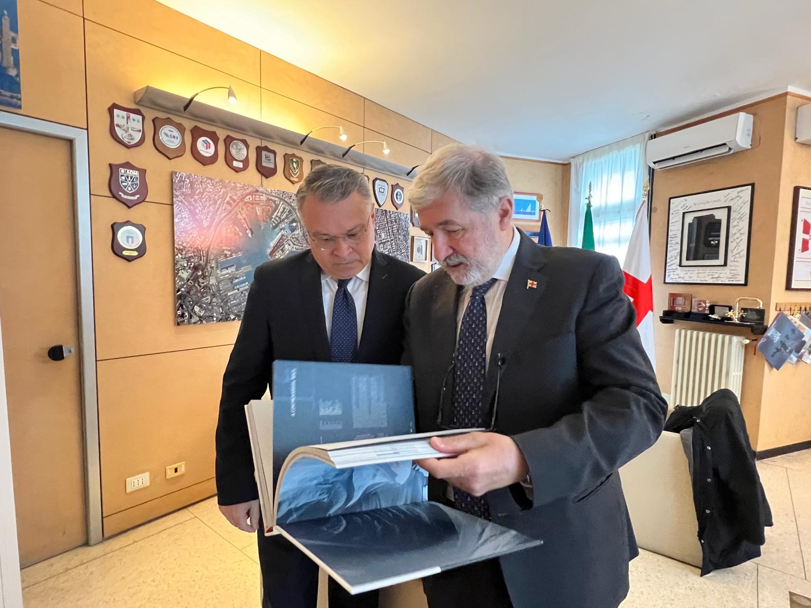 Среща на посланик Тодор Стоянов с кмета на Генуа 